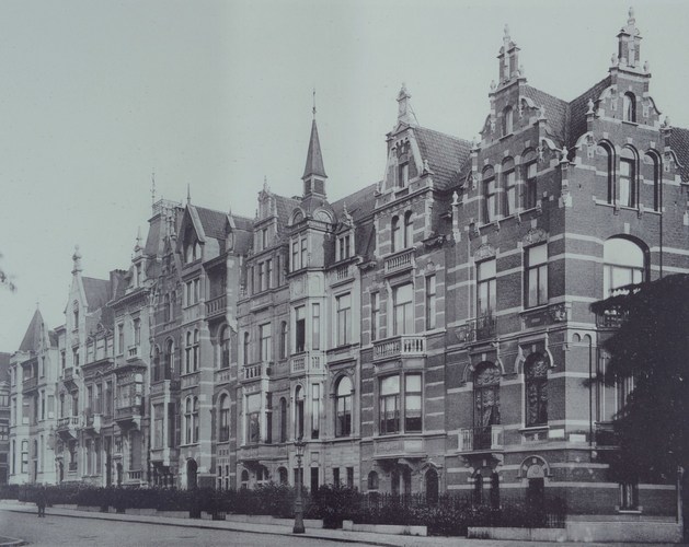 Square Marie-Louise, dernier tronçon, compris entre la rue du Taciturne et l’avenue Livingstone ([i]L’Émulation[/i], 1901, pl. 31).