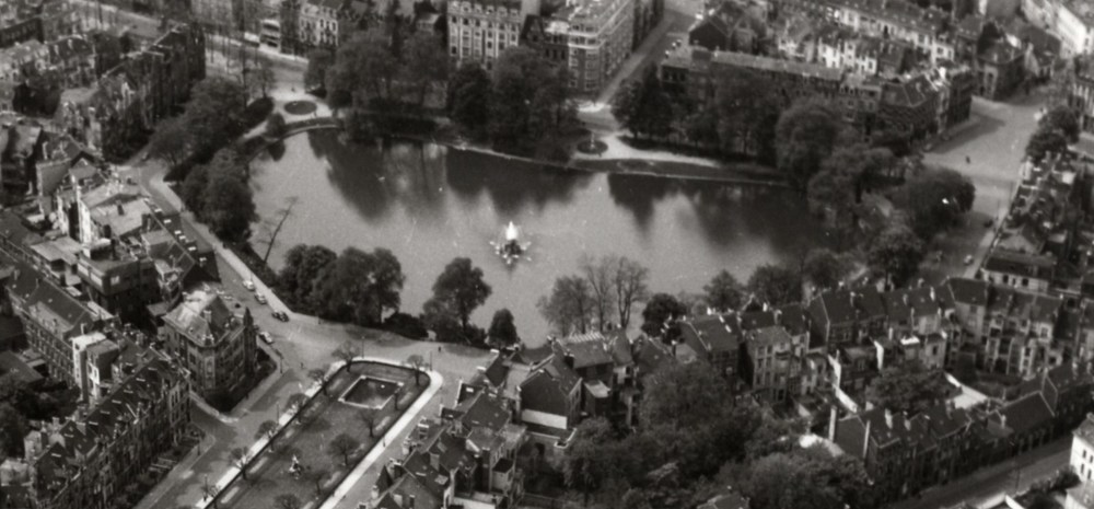 Le square Marie-Louise, vue aérienne de 1953, avant la vague de construction d’immeubles à appartements, photographie Polyfoto (© Bibliothèque royale de Belgique, Bruxelles, Cabinet des Estampes). 