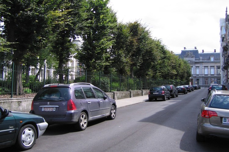 Newtonstraat, pare kant, het park Juliette Herman (foto 2007).