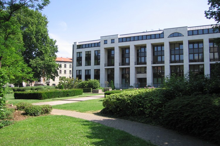 Rue du Noyer 211, immeuble de bureaux conçu en 1985 par les architectes De Smet et Whalley, à l’emplacement de l’ancien orphelinat de filles, vue depuis le parc Juliette Herman (photo 2006).