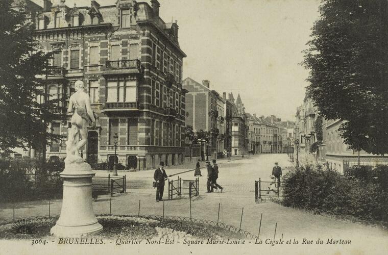 Gezicht vanaf de Maria-Louizasquare op de Orteliusstraat, met op de voorgrond [i]La Cigale[/i] van de beeldhouwer Émile Namur en op de achtergrond Maria-Louizasquare 13 – Orteliusstraat 15-17 (1888), thans gesloopt (Verzameling Dexia Bank, s.d.).
