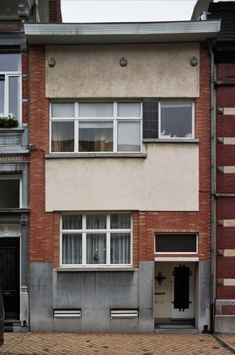 Rue des Patriotes 55, maison de 1893 rhabillée en 1939 par l’architecte Max Peeters (photo 2008).