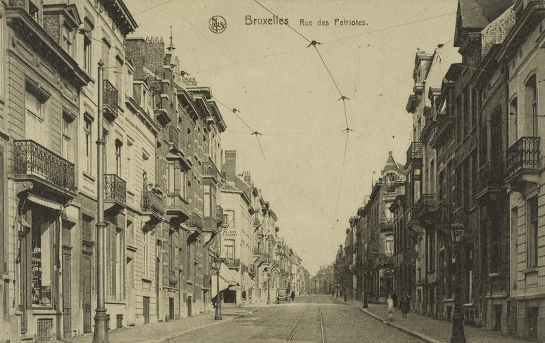 La rue des Patriotes depuis le square Marguerite (Collection de Dexia Banque, s.d.).