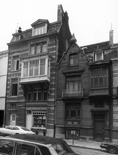 Rue Stevin 175-177 et 173 en 1976, deux maisons conçues respectivement en 1900 et 1898 par l'architecte Henri Van Massenhove et aujourd'hui démolies (© IRPA-KIK Bruxelles).