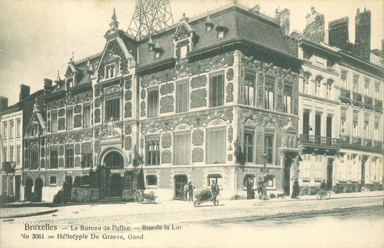Rue du Taciturne côté impair, à l’angle de la rue de la Loi, commissariat de police de la cinquième division (Collection de Dexia Banque, s.d.).