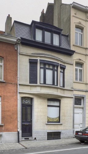 Rue Véronèse 4, maison ouvrière rhabillée en style Beaux-Arts en 1925 (© V. Brunetta & M. Eberlin, 2009).