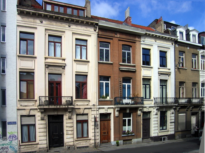 Gewijdeboomstraat 129 tot 135, huizenrij met neoclassicistische inslag. Gezien van hoek Verlaatstraat en Langehaagstraat, 2005