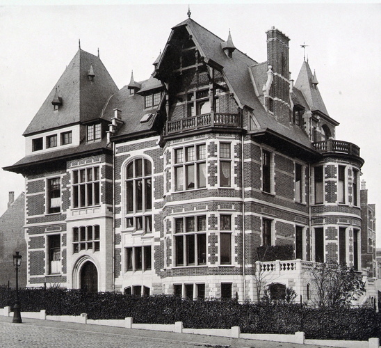 À l'angle de la rue de la Vallée, villa de style néo-Renaissance flamande conçue en 1898 par l'architecte Gustave GHYSELS, démolie (L'Émulation, 1902, pl. 8)