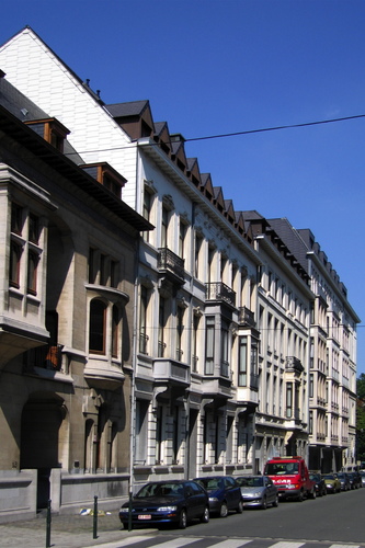 Rue de Florence, côté impair. L'enfilade des habitations bourgeoises initiales a été fortement adaptée pour devenir un complexe de bureaux et de commerces, 2005