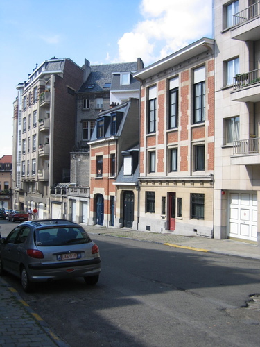 Rue Kindermans, côté pair, vue vers le carrefour formé par la rue Tenbosch, 2005