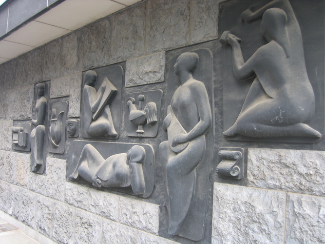 Rue Paul Lauters 1 - avenue Louise 461. Au r.d.ch. d'un immeuble de bureaux, bas-relief figurant Les Arts par le sculpteur Raymond GLORIE, vers 1960, 2006