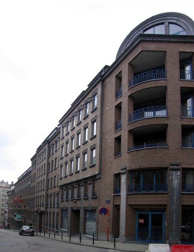 Rue Paul Spaak 35 à 1, vue depuis le carrefour formé par la rue de la Vanne et la rue de l'Ermitage