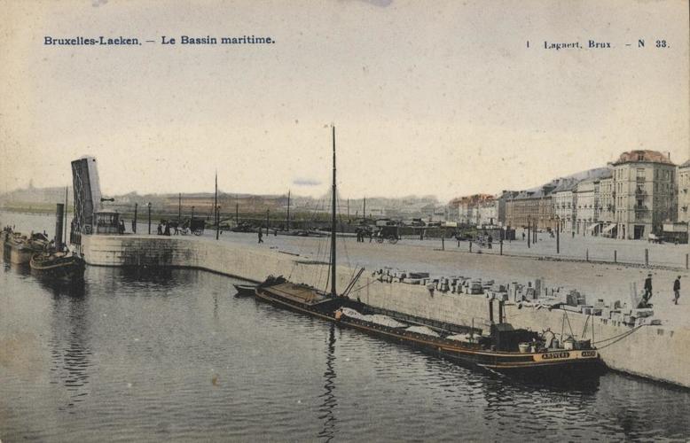 Vue du bassin Vergote vers l’ouest avec, à droite, le deuxième tronçon de la rue Claessens, après 1905, AVB/FI W-4379.