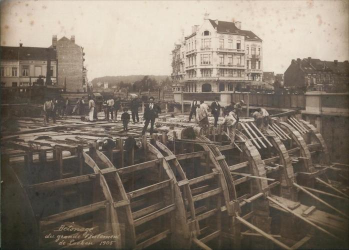 Voûtement du chemin de fer pour l’établissement de la future place Émile Bockstael en 1905 (coll; Eric Christiaens/Laca).