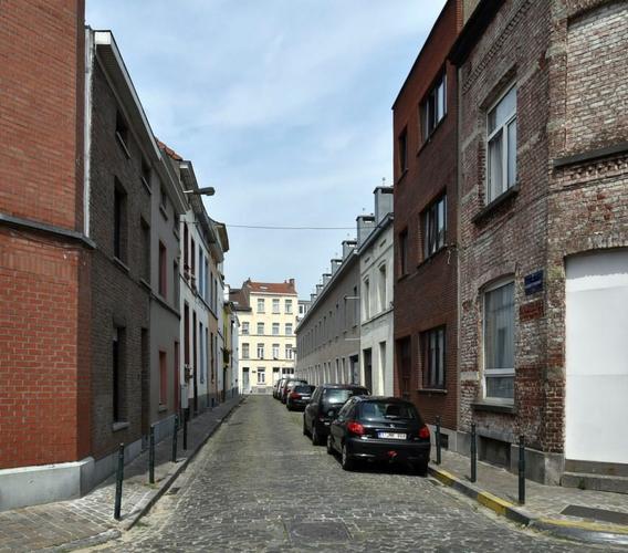 Rue Hubert Stiernet, vue du premier tronçon (ouest) vers la rue des Palais Outre-Ponts, 2017