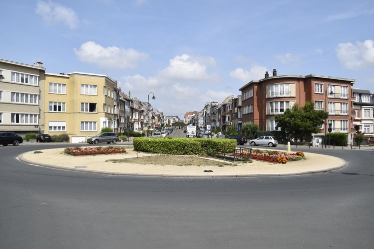 Avenue Jean de Bologne, vue depuis le rond-point de l’avenue des Pagodes vers le nord, ARCHistory / APEB, 2018