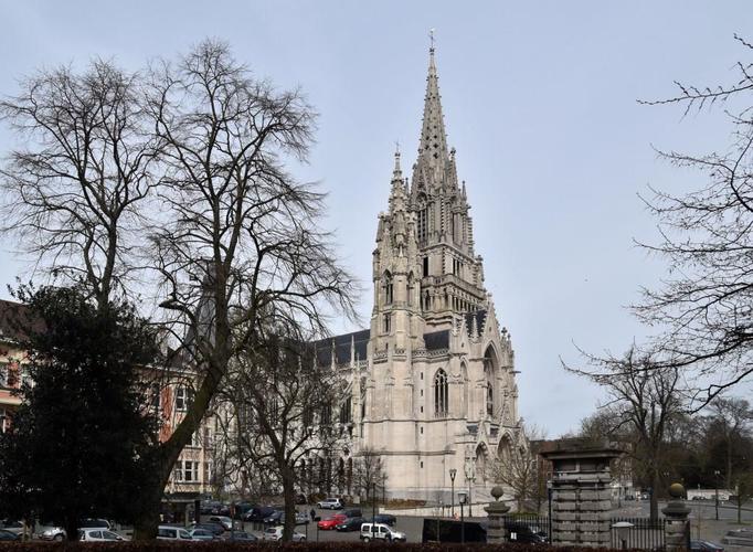 Parvis Notre-Dame, vue de l’église depuis le parc bordant la gare de Laeken, 2017