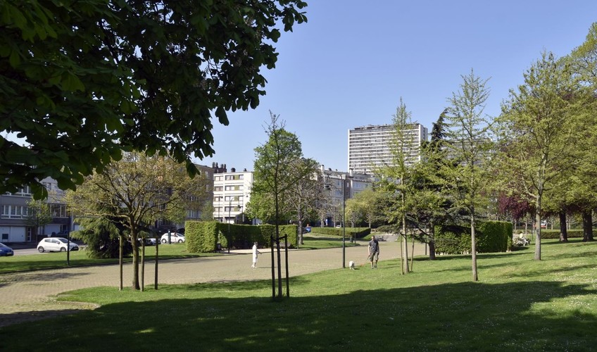 Square Jean Palfyn, vue de l’allée centrale vers l’ouest, ARCHistory / APEB, 2018