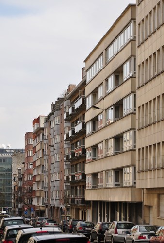 Avenue Adolphe Lacomblé, vue du côté impair vers le boulevard Auguste Reyers, 2011
