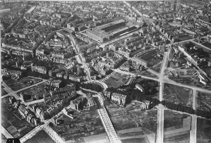 Luchtfoto van de Linthoutwijk in 1919 met op de voorgrond de Eugène Plakylaan. Hoewel een beperkte bebouwing was de laan reeds omzoomd met bomen, ASB/FI.