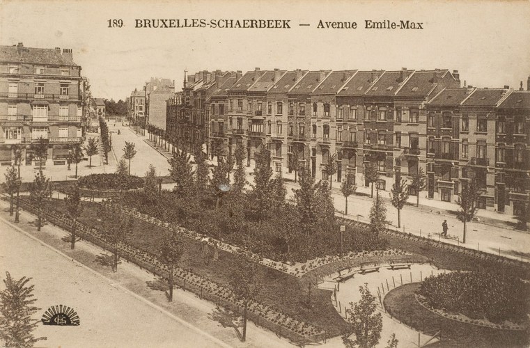 Vue de la place des Chasseurs Ardennais vers l’avenue Émile Max (Collection Dexia Banque-ARB-RBC).