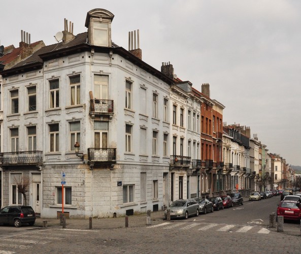 Renkinstraat, zicht op de twee laatste bouwblokken langs de pare zijde, vanuit de Rubensstraat, 2013