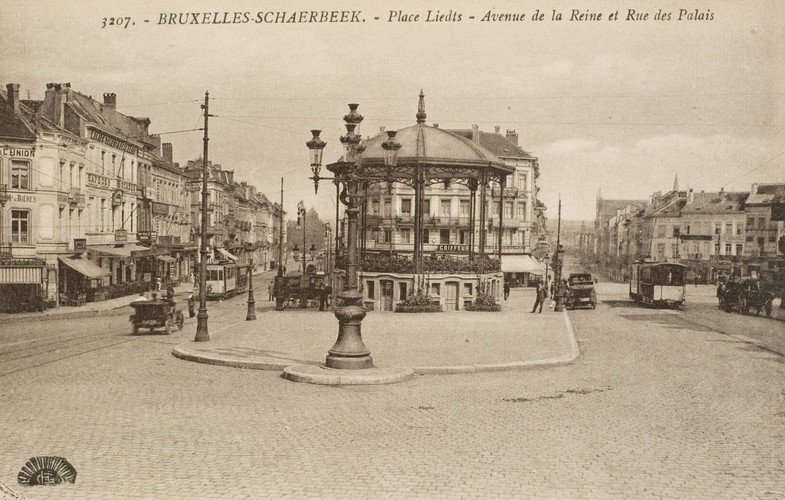 Vue de la place Liedts vers l'avenue de la Reine et la rue des Palais, après 1913 (Collection Dexia Banque-ARB-RBC).