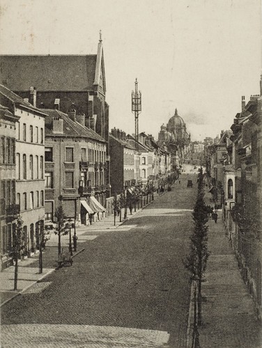 Rue des Palais, vue depuis le chemin de fer vers l'église Sainte-Marie (Collection Dexia Banque-ARB-RBC).