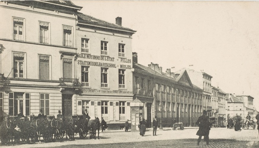 Vue de l'école moyenne de demoiselles rue des Palais, depuis la place de la Reine (Collection Dexia Banque-ARB-RBC).