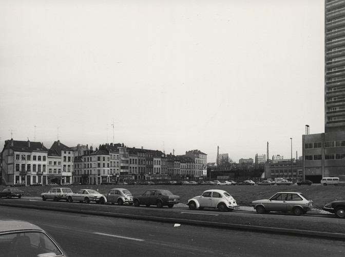 Zicht op de straatgedeelten van de Rogierstraat ten westen van de spoorweg, pare zijde in 1979, ASB/IF.