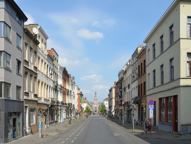 Rue Royale Sainte-Marie, vue depuis la rue Vandeweyer vers la place Colignon, 2014