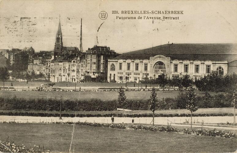 Vue de l'avenue Louis Bertrand depuis le parc Josaphat avec le Palais des Sports à l'avant-plan (Collection Dexia Banque-ARB-RBC).
