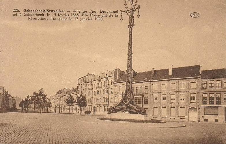 Avenue Paul Deschanel, vue du début du côté impair avec, à l'avant-plan, le mât électrique de Jacques De Lalaing (Maison des Arts de Schaerbeek/fonds local).
