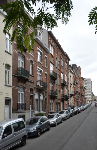 Rue Roelandts, côté impair vers l'avenue Paul Deschanel, 2014