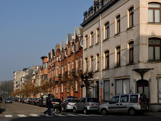 Rue des Chardons, vue du côté impair depuis l’avenue Rogier, 2011