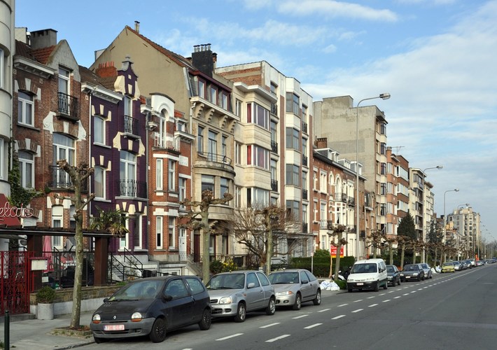 Avenue Ernest Cambier, vue du côté impair depuis la place Général Meiser (photo 2013).