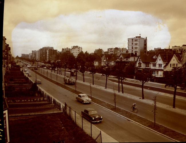 Vue du boulevard Général Wahis côté impair vers la place Général Meiser en 1957, © Régie des Bâtiments.