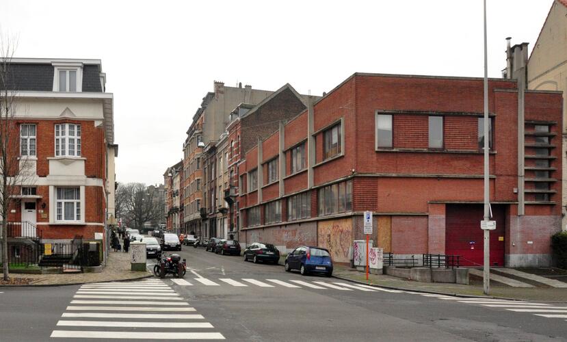 Rue Godefroid Devreese, vue du premier tronçon côté pair vers la place des Bienfaiteurs, 2012