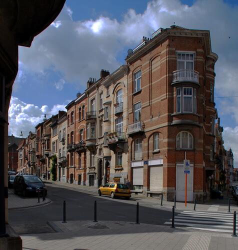 Rue Godefroid Devreese, vue du second tronçon côté pair vers l’avenue Général Eisenhower (photo 2012).
