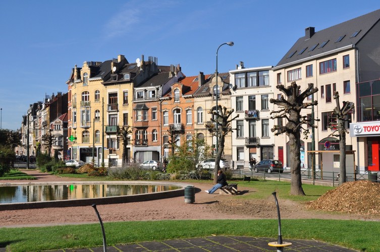 Place de la Patrie, vue du côté pair (photo 2011).