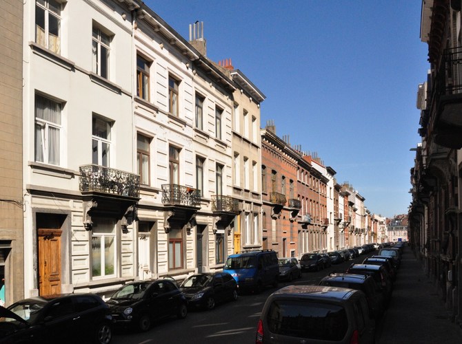 Rue Albert de Latour, vue du côté pair depuis la rue de la Consolation, 2012