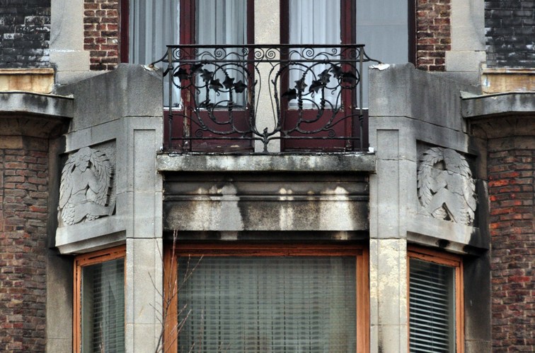 Avenue Dailly 24, terrasse à joues sculptées (photo 2012).