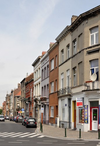 Rue Thomas Vinçotte, vue du côté pair depuis la chaussée de Louvain, 2012