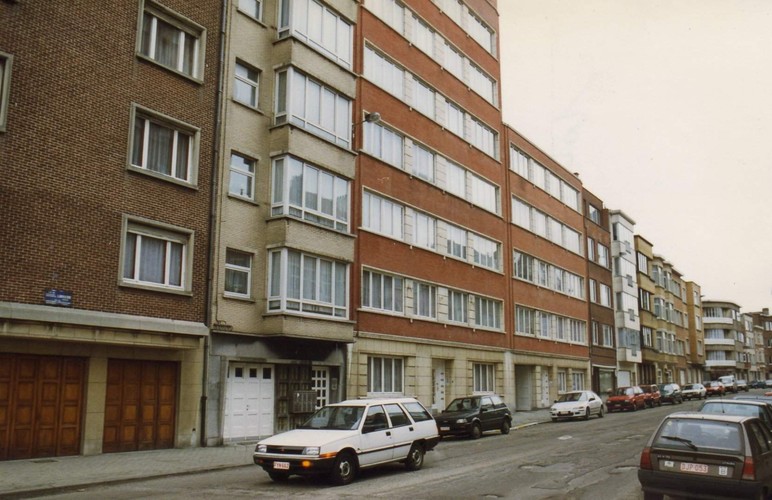 Rue Cardinal Lavigerie, enfilade côté pair depuis le boulevard Louis Schmidt, 1994
