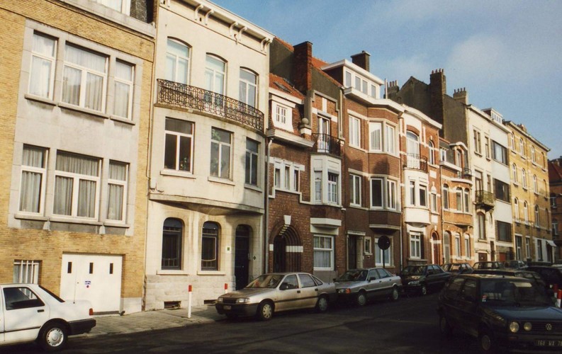 Charles Legrellestraat, huizenrij aan pare zijde in het begin van de straat, 1994