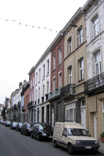 Rue du Clocher, côté impair, vue depuis la place Van Meyel, 2007