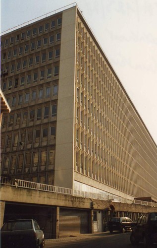 Rue Demot, bâtiment du ministère des Affaires économiques conçu en 1964, 1994