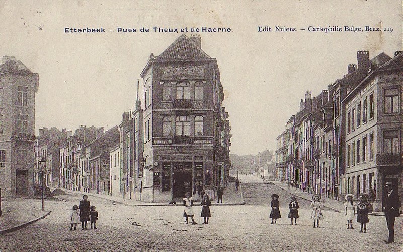 Rue de Theux à droite vers Ixelles, à gauche l'entrée de la rue de Haerne, s.d. (Collection cartes postales Dexia Banque).