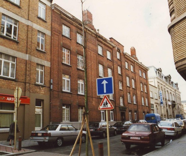 Rue Joseph Buedts, enfilade de bâtiments côté pair, vue depuis la chaussée de Wavre, 1994