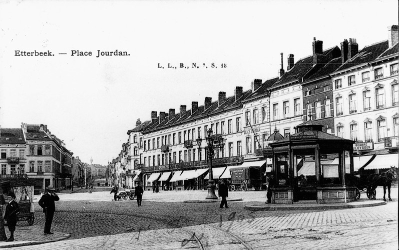 La place Jourdan, vue vers la rue Froissart vers 1905 (Collection de Dexia Banque)